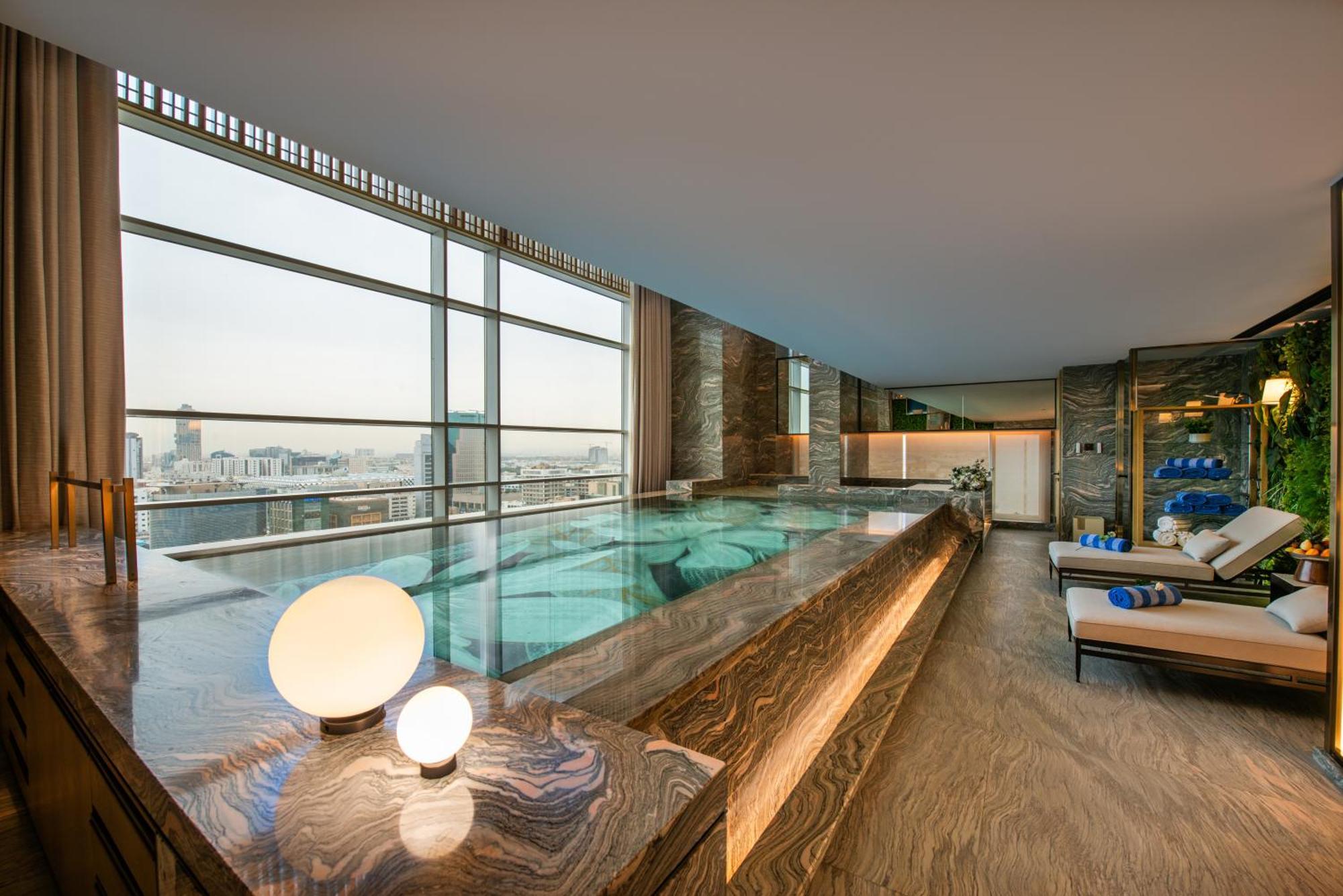 Narcissus The Royal Hotel Riyadh Luaran gambar The pool at the 39th floor