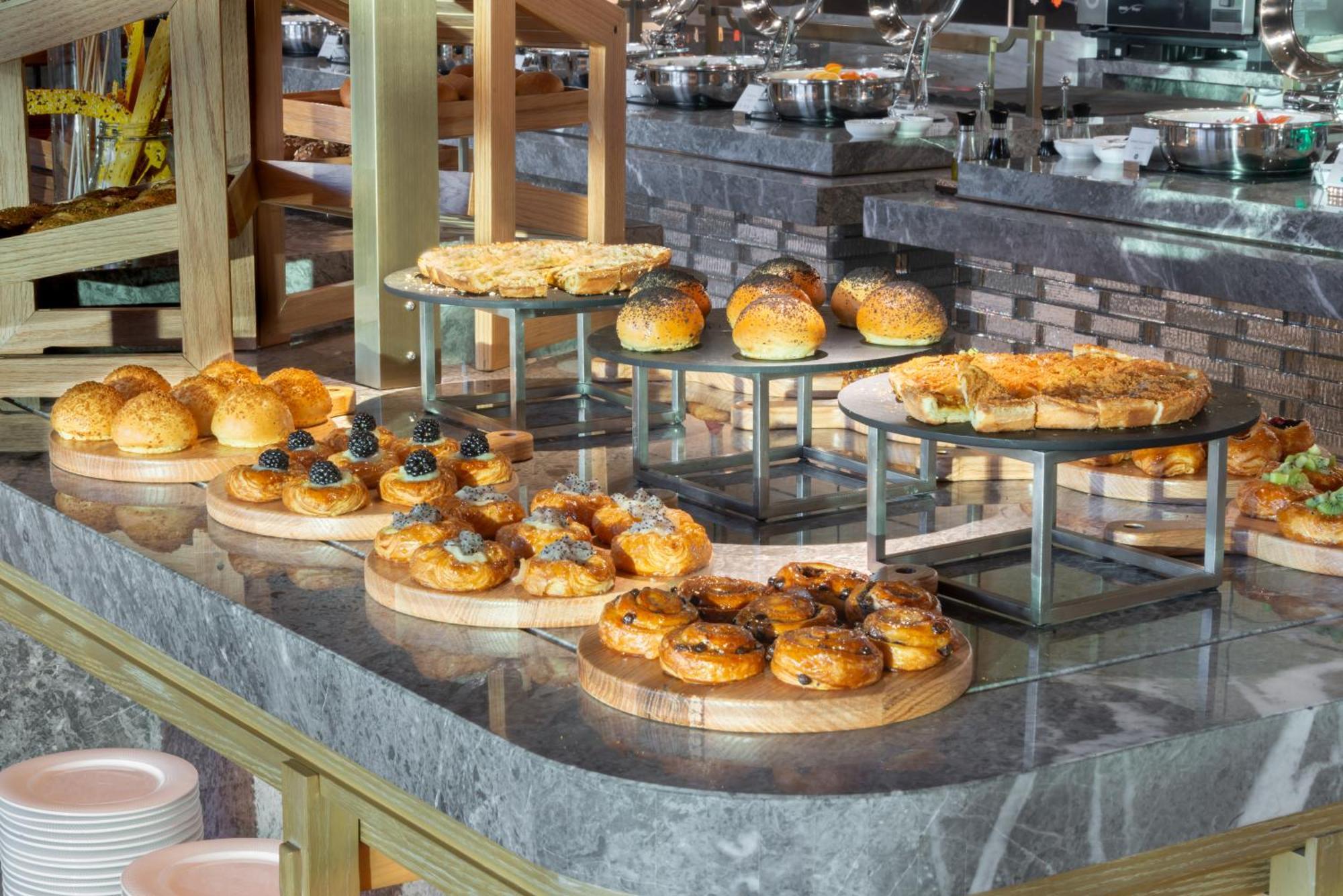 Narcissus The Royal Hotel Riyadh Luaran gambar A selection of pastries